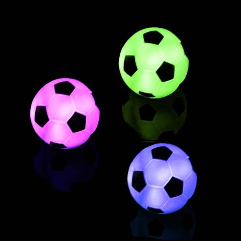 A corda da bola do diodo emissor de luz do futebol ilumina decorações para o Natal / feriado
