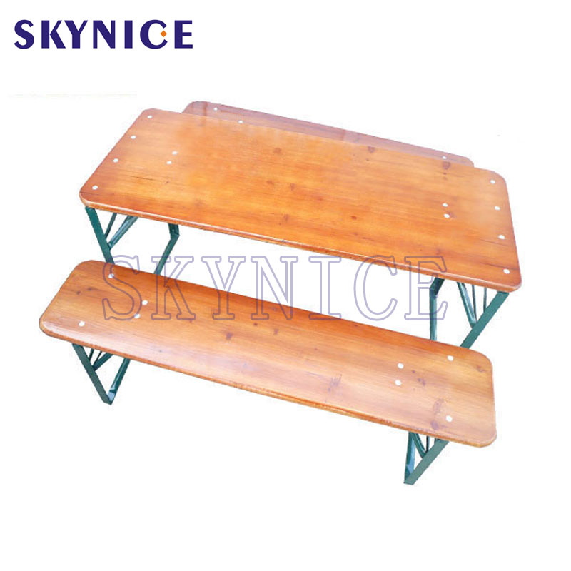 Mobília exterior de madeira que janta a tabela e cadeiras de dobradura portáteis