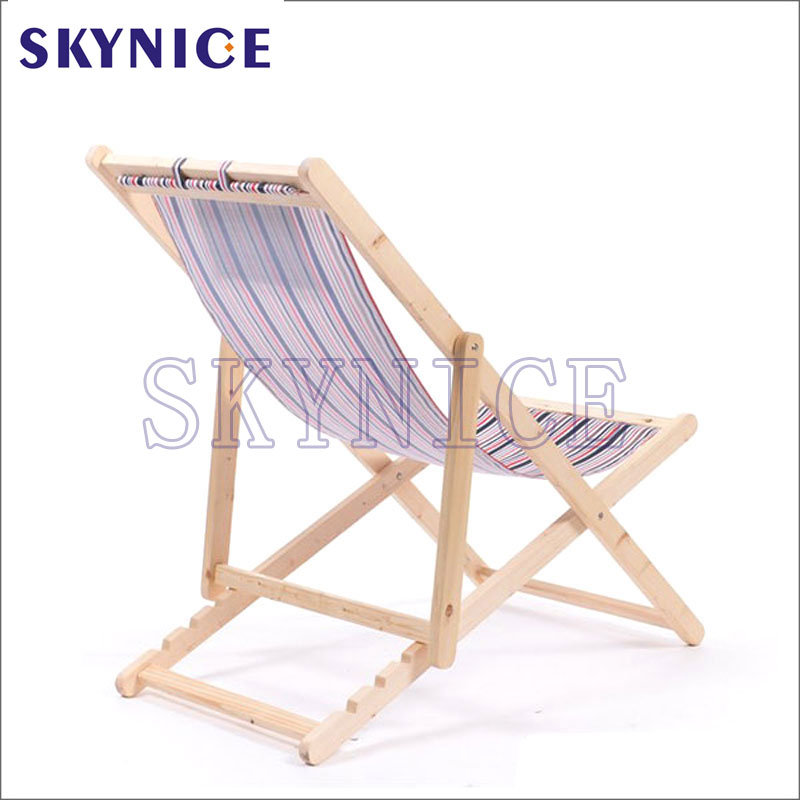 Cadeira de praia de madeira à beira-mar exterior