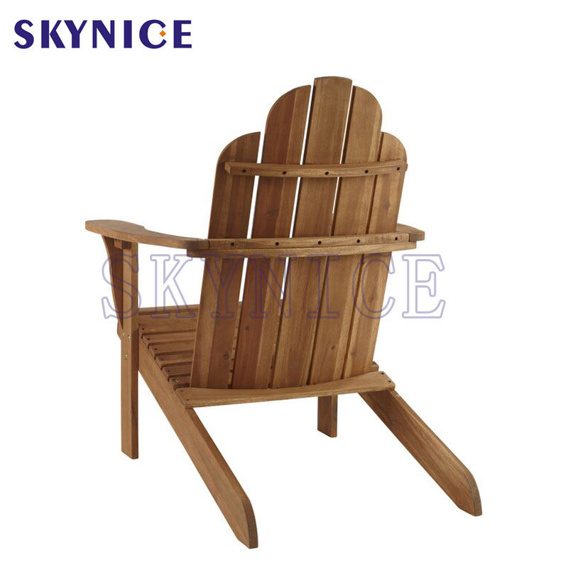 Cadeira de madeira Adirondack do jardim ao ar livre