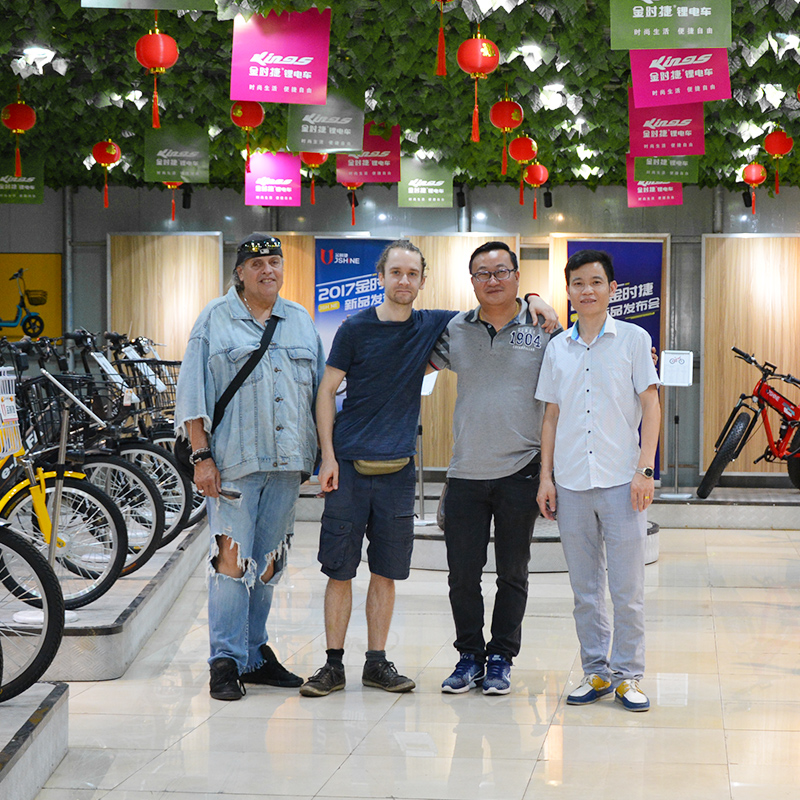 Amigos estrangeiros vêm à nossa empresa para visitar e negociar.