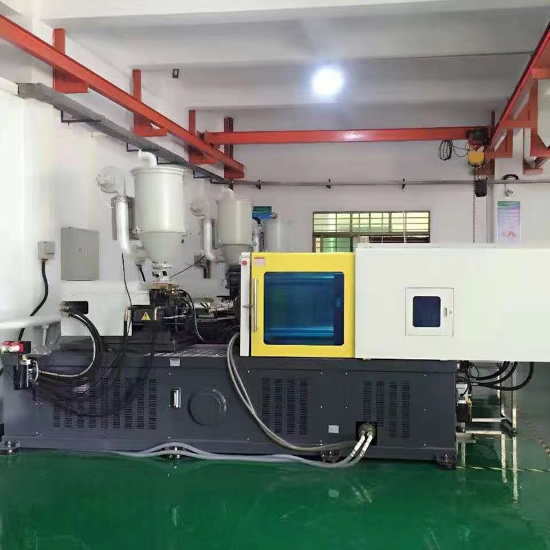 A empresa possui umanova máquina de moldagem de injeção de alta precisão para casos de telefone celular