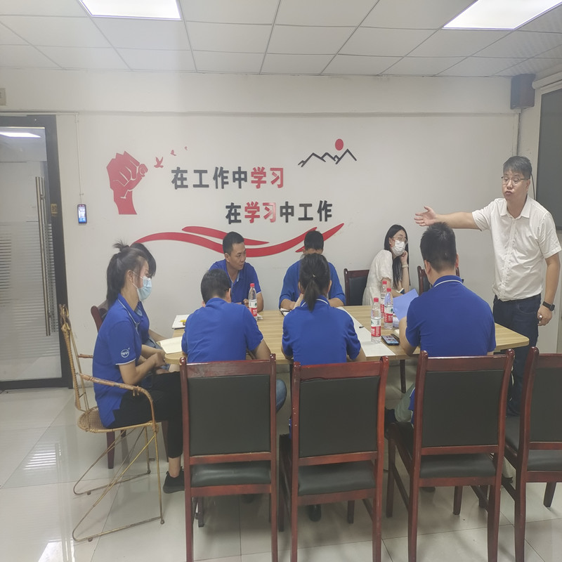 As exportações de gerenciamento vêm ànossa empresa para orientação e treinamento