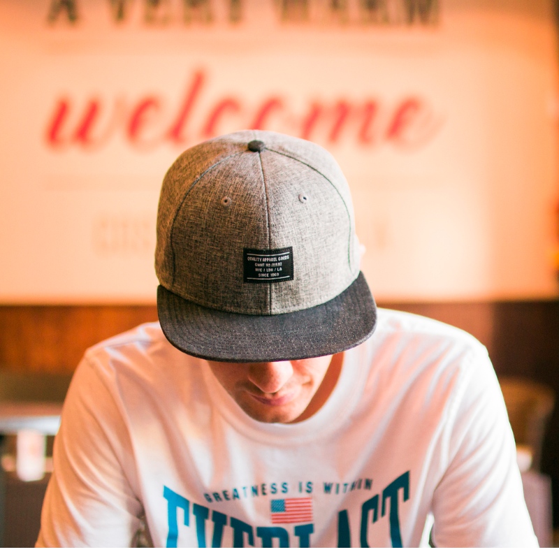 Qual é a diferença entre snapbacks e chapéus de caminhoneiro?