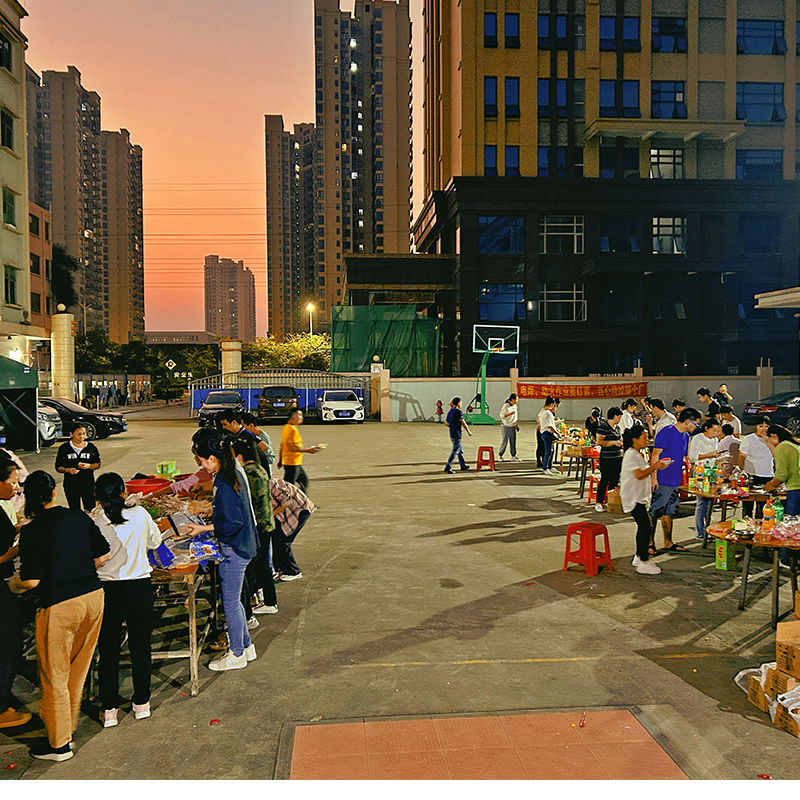 ELONGARROW segura um churrasco para todos os membros da equipe