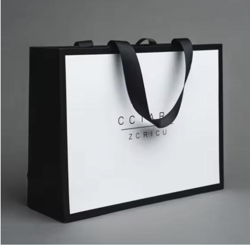 Roupas de luxo personalizadas Bolsa de embalagem de embalagem branca bolsa de presente de bolsas de compras de compras com alças para roupas