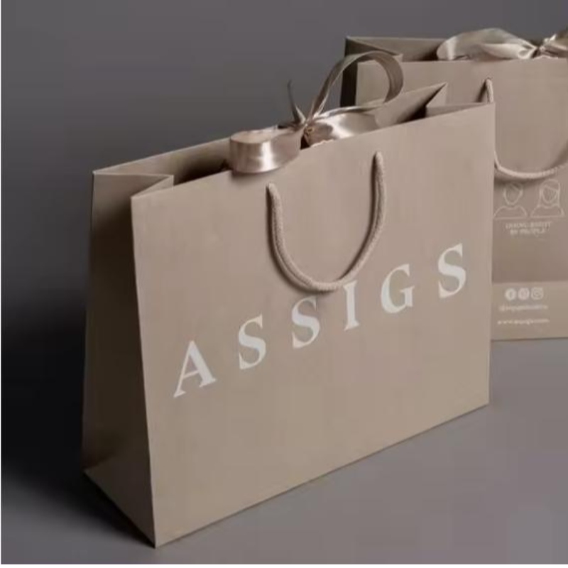 Roupas de luxo personalizadas Bolsa de embalagem de embalagem branca bolsa de presente de bolsas de compras de compras com alças para roupas