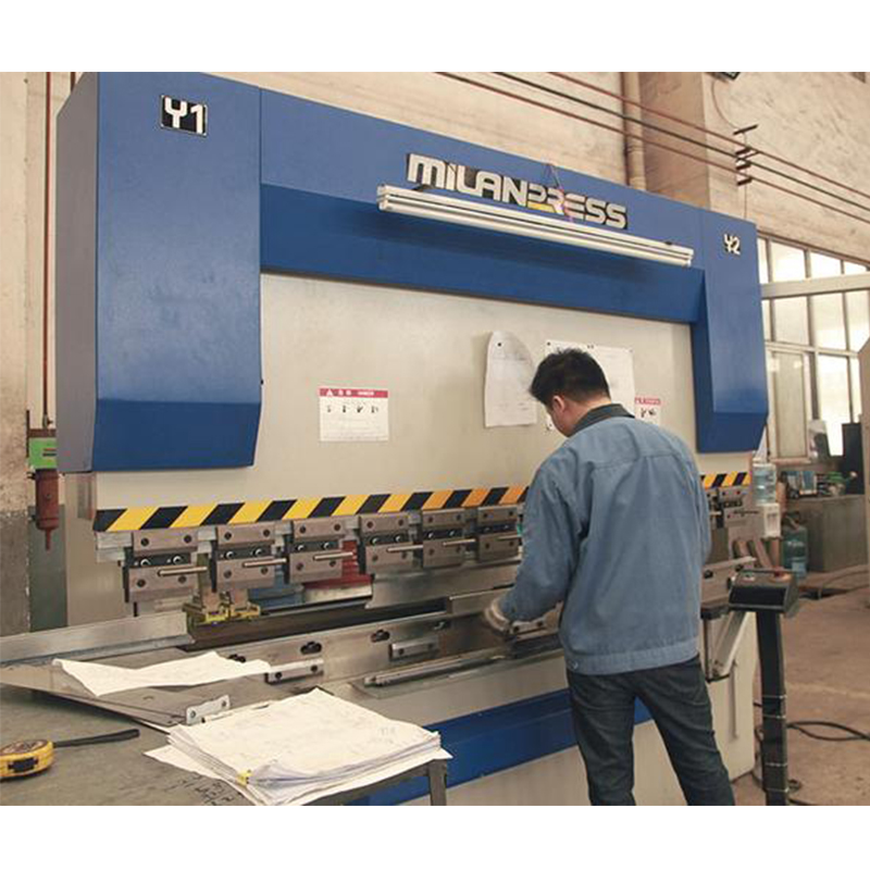 Por que a flexão de chapa de metal é considerada uma das habilidades mais simples e desafiadoras para dominar?