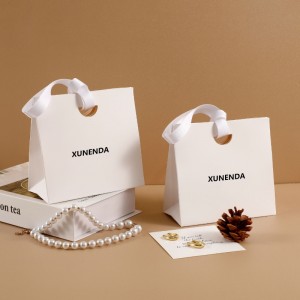 Saco de papel Kraft com fita elegante