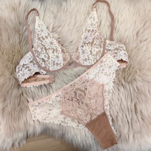 Lingerie francesanovo para mulheres. Isto\\é um sexy e ultra-O sutiã de renda fina definida em tamanhos positivos. Pode fazer com que bustos grandes pareçam menores e impedir o flegagemw5546price:$139.99
