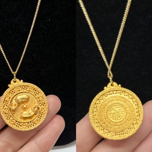 Gold 24k-Lucky Three fez três-Pingente de riqueza de sapos pernas com filigrana intrincada e caráter FU para prosperidade e fortuna