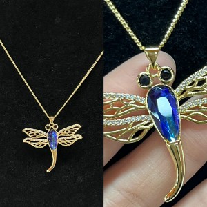 Ouro 18k-Colar de pingente de libélula com corpo de cristal de faceta azul, olhos pretos de pedra preciosa e detalhamento da asa de filigrana para anatureza elegante-Jóias inspiradas
