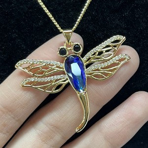 Ouro 18k-Colar de pingente de libélula com corpo de cristal de faceta azul, olhos pretos de pedra preciosa e detalhamento da asa de filigrana para anatureza elegante-Jóias inspiradas